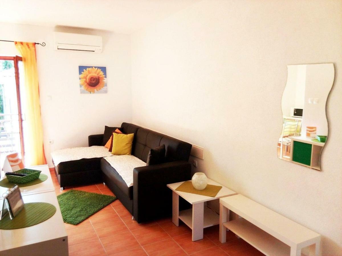 Apartments Kamelija Malinska Exterior foto